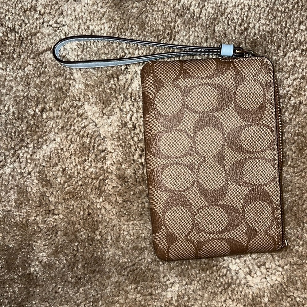 Coach  wristlet - Picture 4 of 4